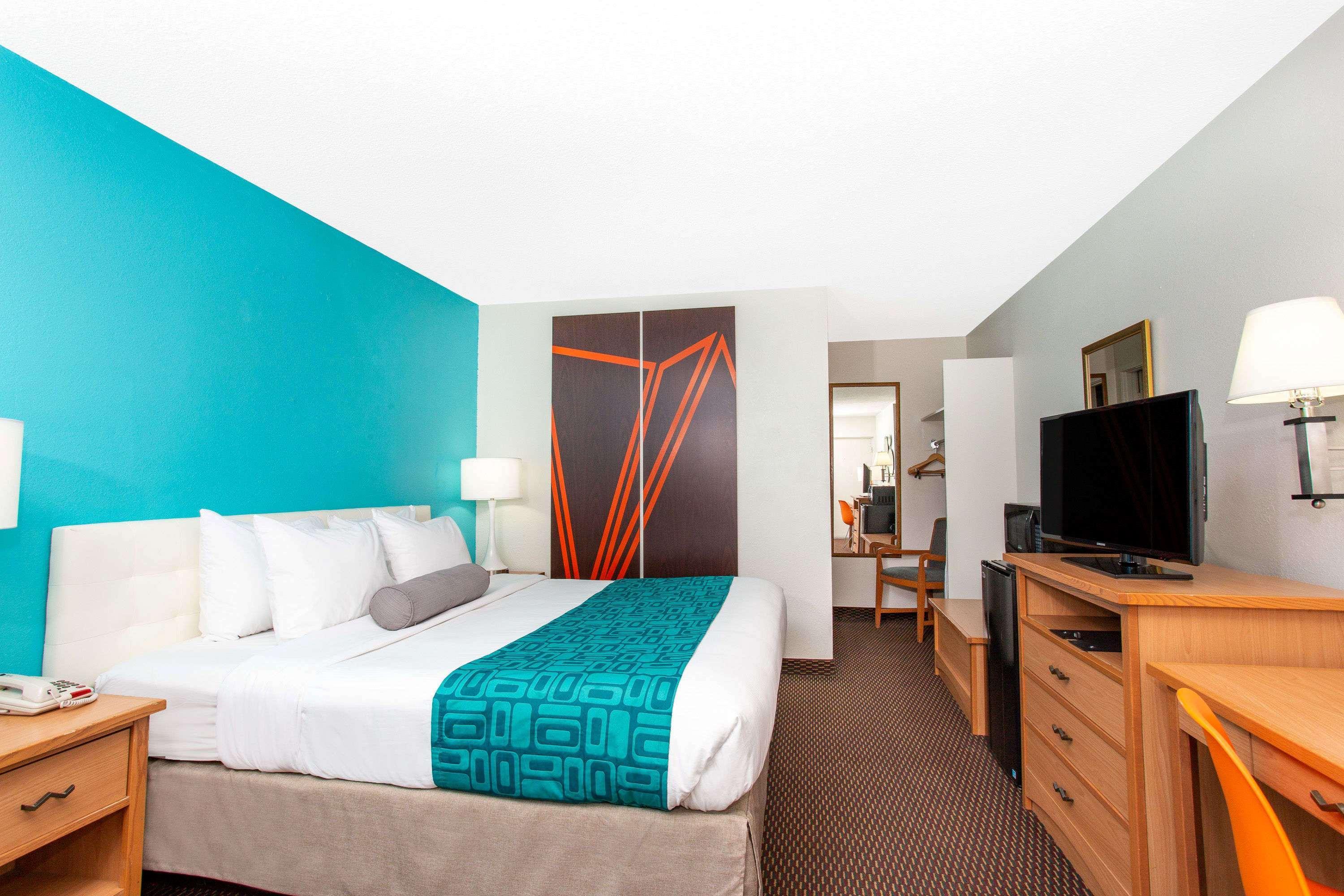 Howard Johnson By Wyndham Colorado Springs Exterior photo