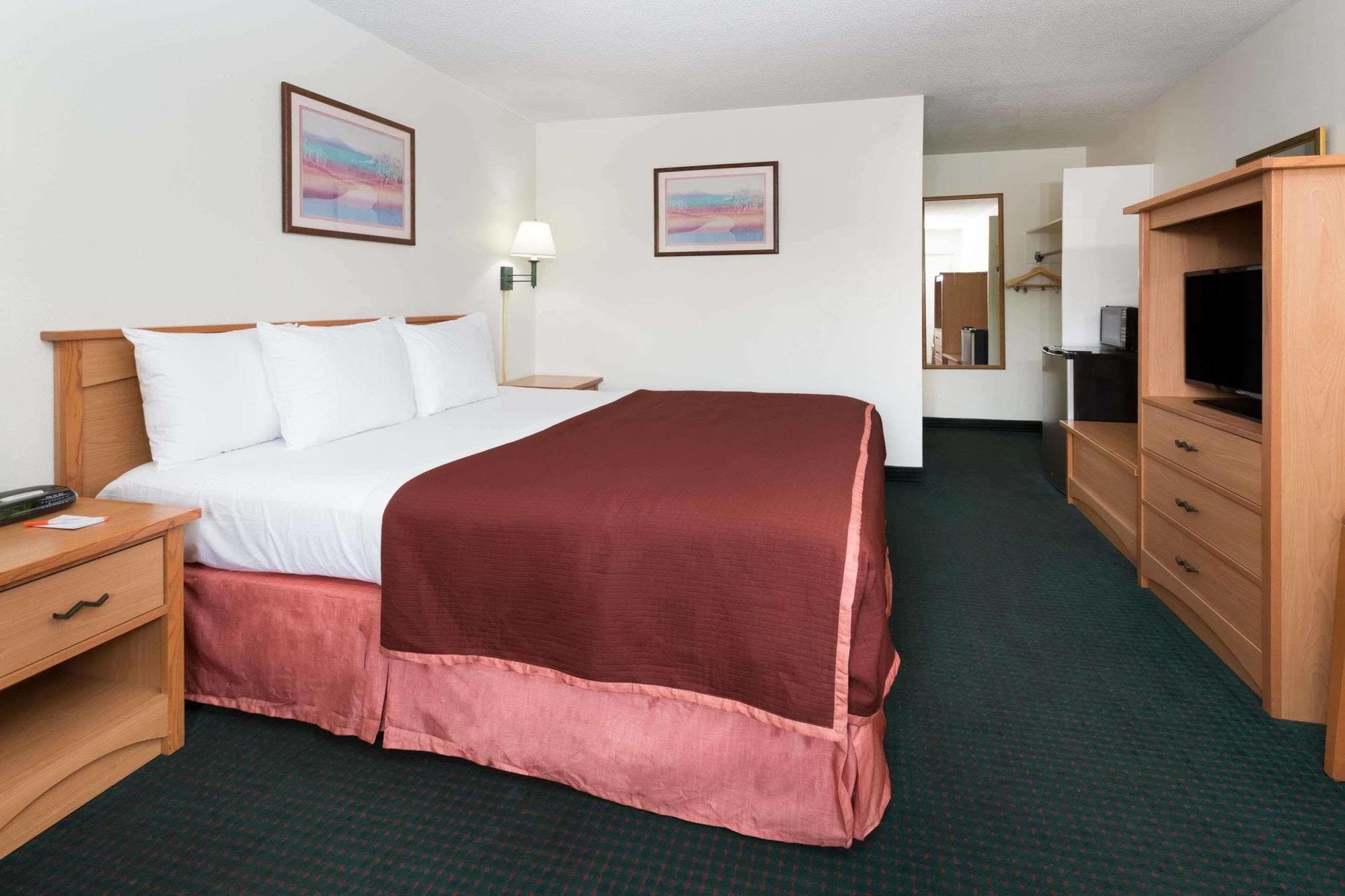 Howard Johnson By Wyndham Colorado Springs Exterior photo