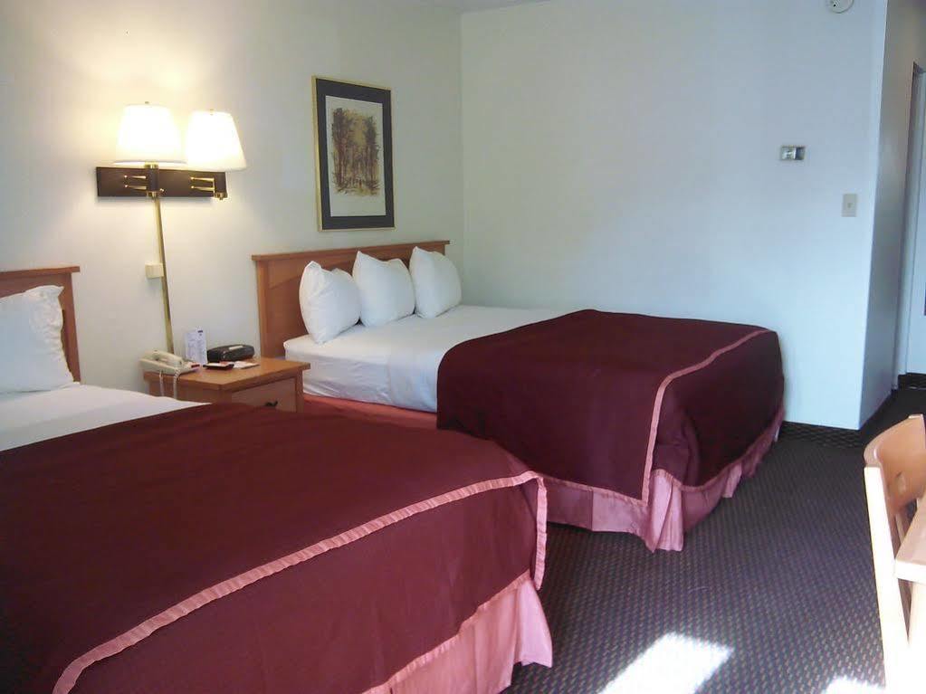 Howard Johnson By Wyndham Colorado Springs Exterior photo